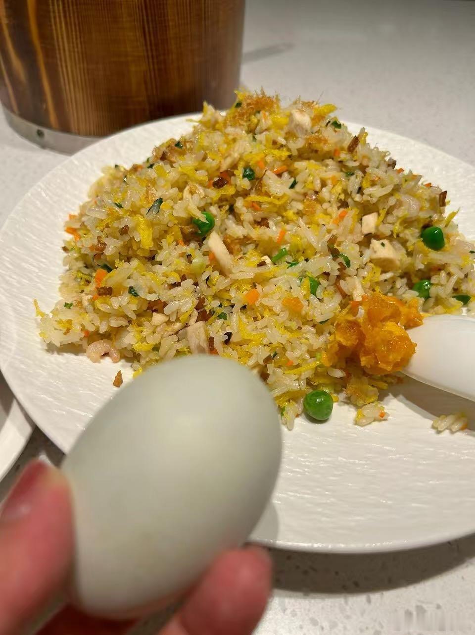 古人用诗推荐咸鸭蛋 原以为咸鸭蛋只是早餐常客，可想起秦观苏轼曾同享它，此刻握着蛋