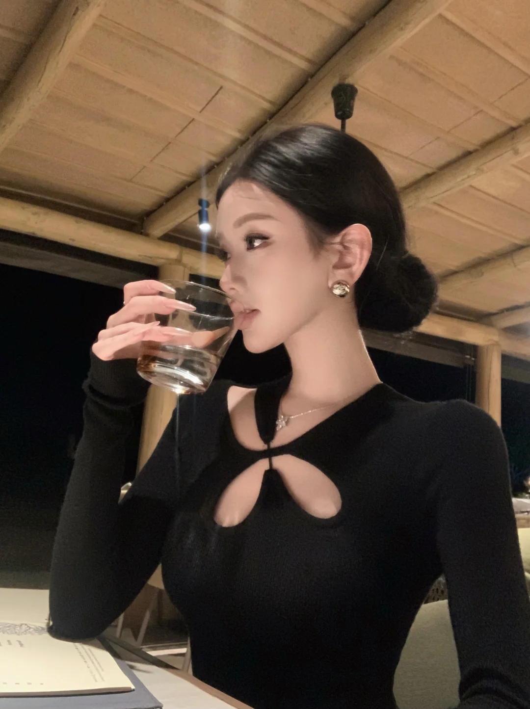 她好像知道自己很漂亮