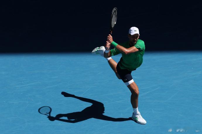 我德依旧强悍德约科维奇挺进32强澳网2026 男单第二轮，十届赛会冠军、4号种子