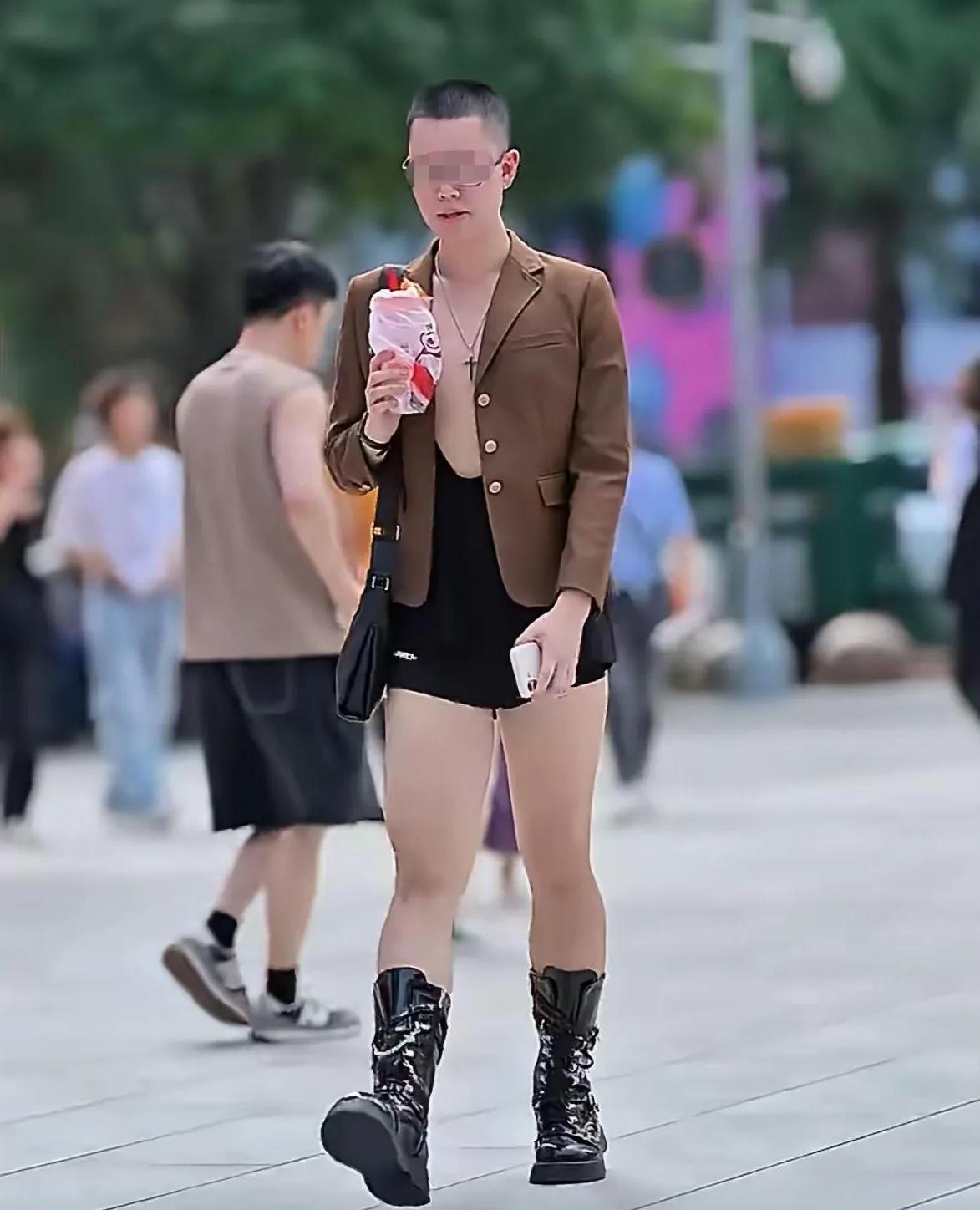 这身装扮模糊了性别界限，让人难以分辨。