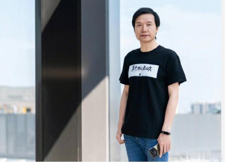 雷军的新T恤虽然说50岁正式闯的年级，但雷军这状态也太好了吧？一车一世界，自在即