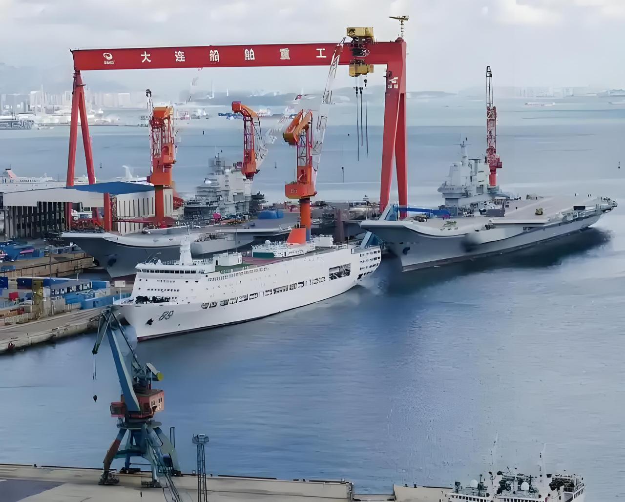 北部战区海军可以把航母停到青岛小口子军港，南部战区海军可以把航母停到三亚的亚龙湾