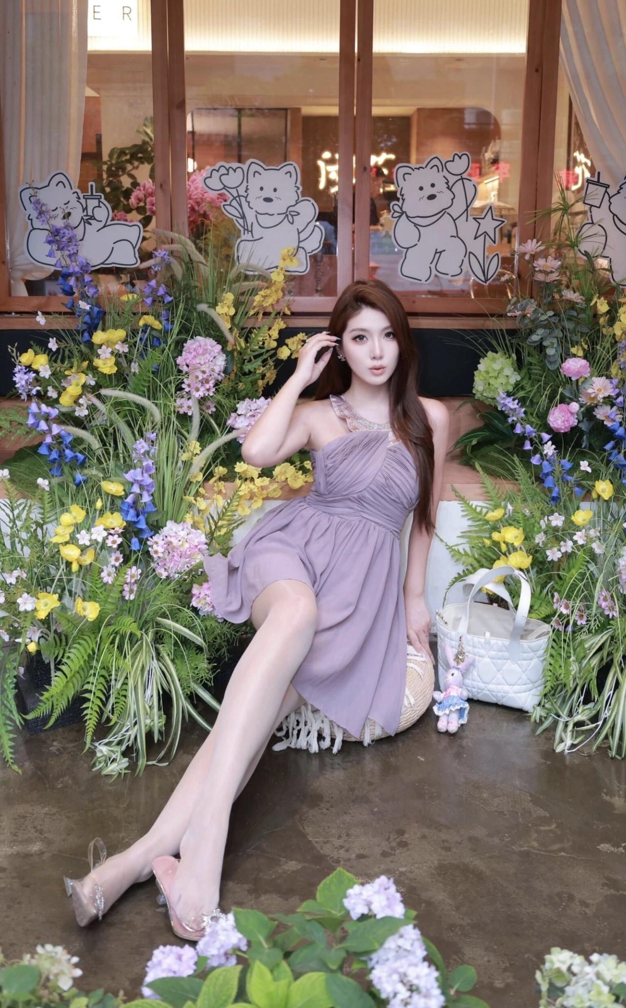 少女心爆棚的梦幻花海，与可爱小熊贴纸相映成趣，甜美穿搭尽显温柔气质。