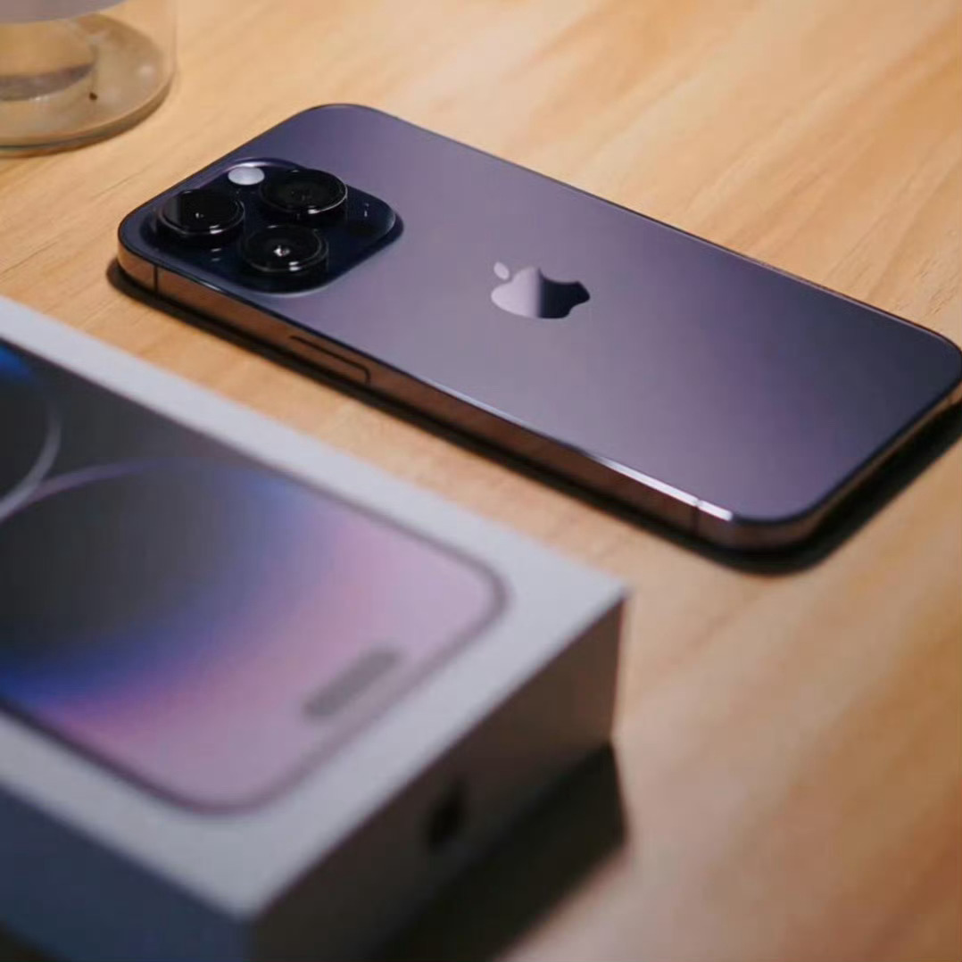 如果说要为一款绛樱桃色的iPhone 18 Pro找一个存在可能性的依据的话，暗