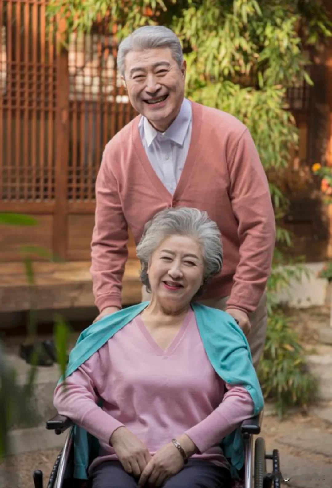 农村父母没有退休金，对儿女来说，负担不小。

有位网友说，他父母一直在农村务农，