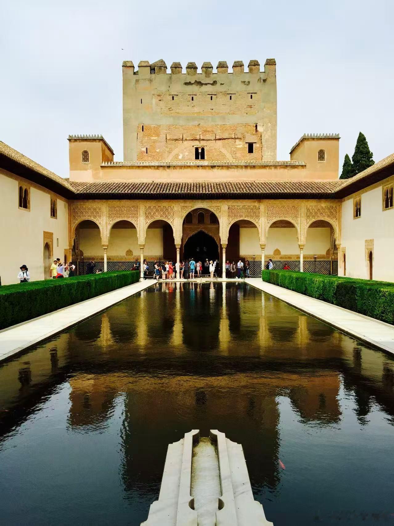 西班牙格拉纳达的格拉西亚广场3号，一家店叫puesto43。合伙人之一的老板——