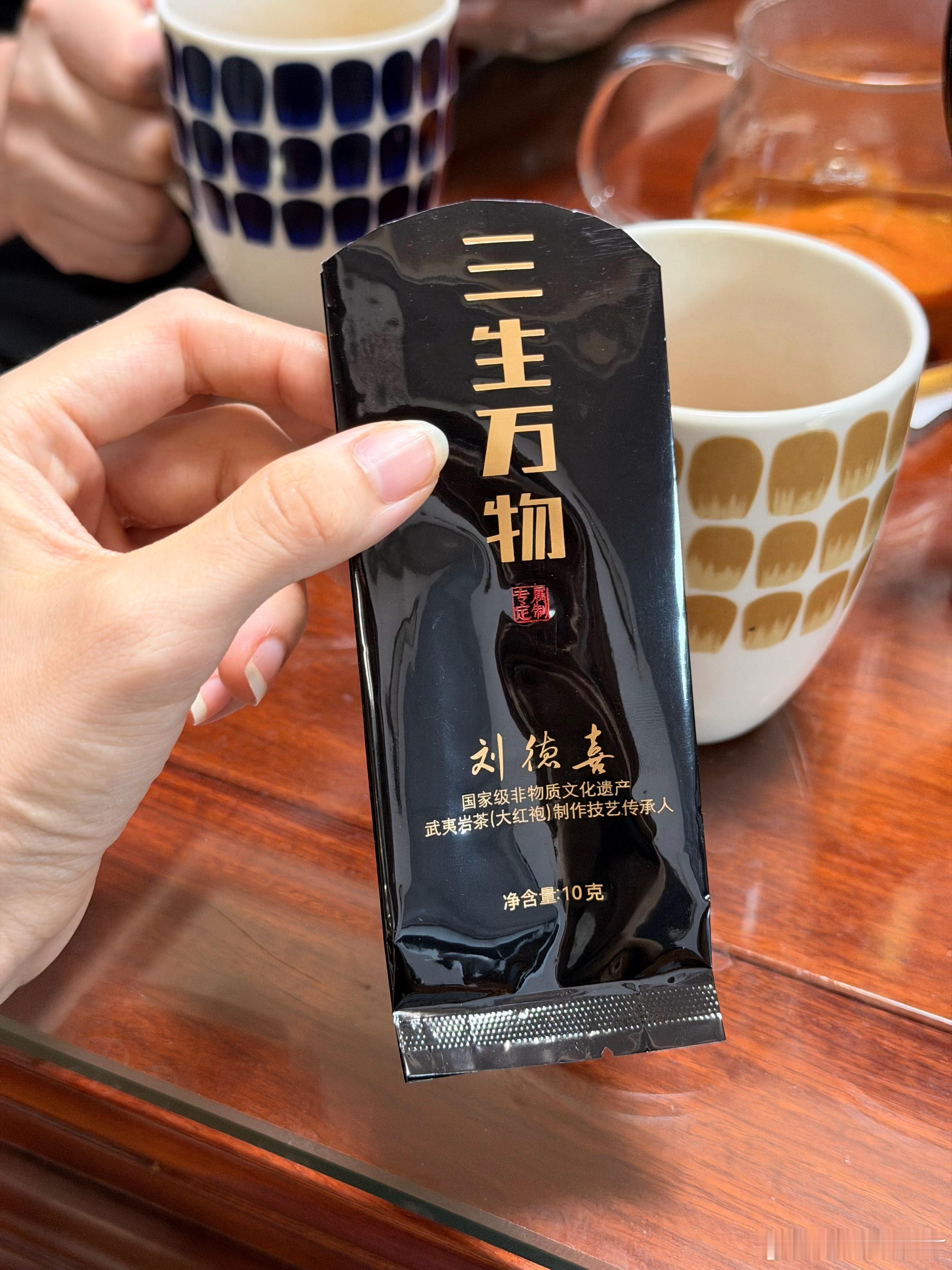 我妈嗜茶，还住一起的时候她每天翻来覆去泡茶，我也跟着五颜六色地喝，把嘴养刁了但仍