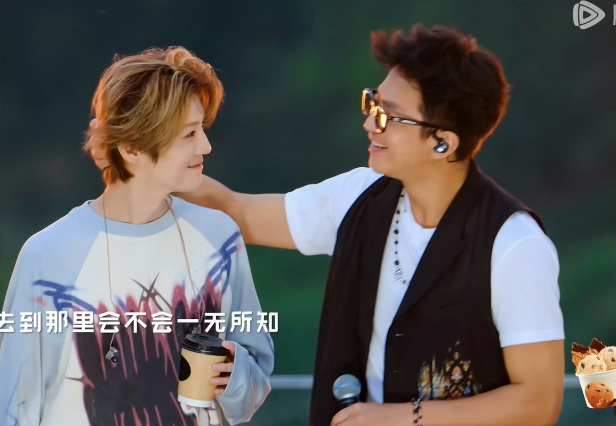 鹿晗那是眼泪吗邓超看鹿晗的表情好慈爱哈哈哈哈哈邓超望着鹿晗的眼神，像看着自家孩子
