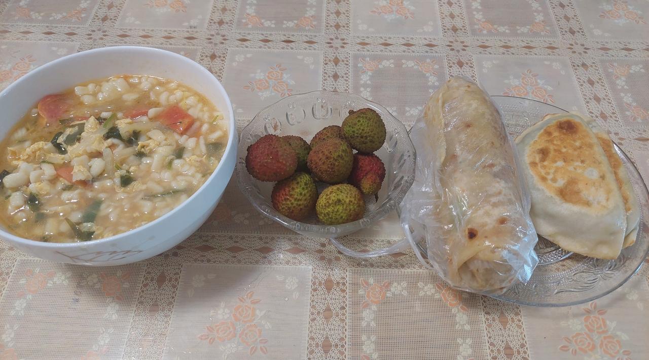 微感冒，这两天说话有点多，早晨起床就嗓子冒烟。

吃饭喝水写作睡觉。

一顿折腾