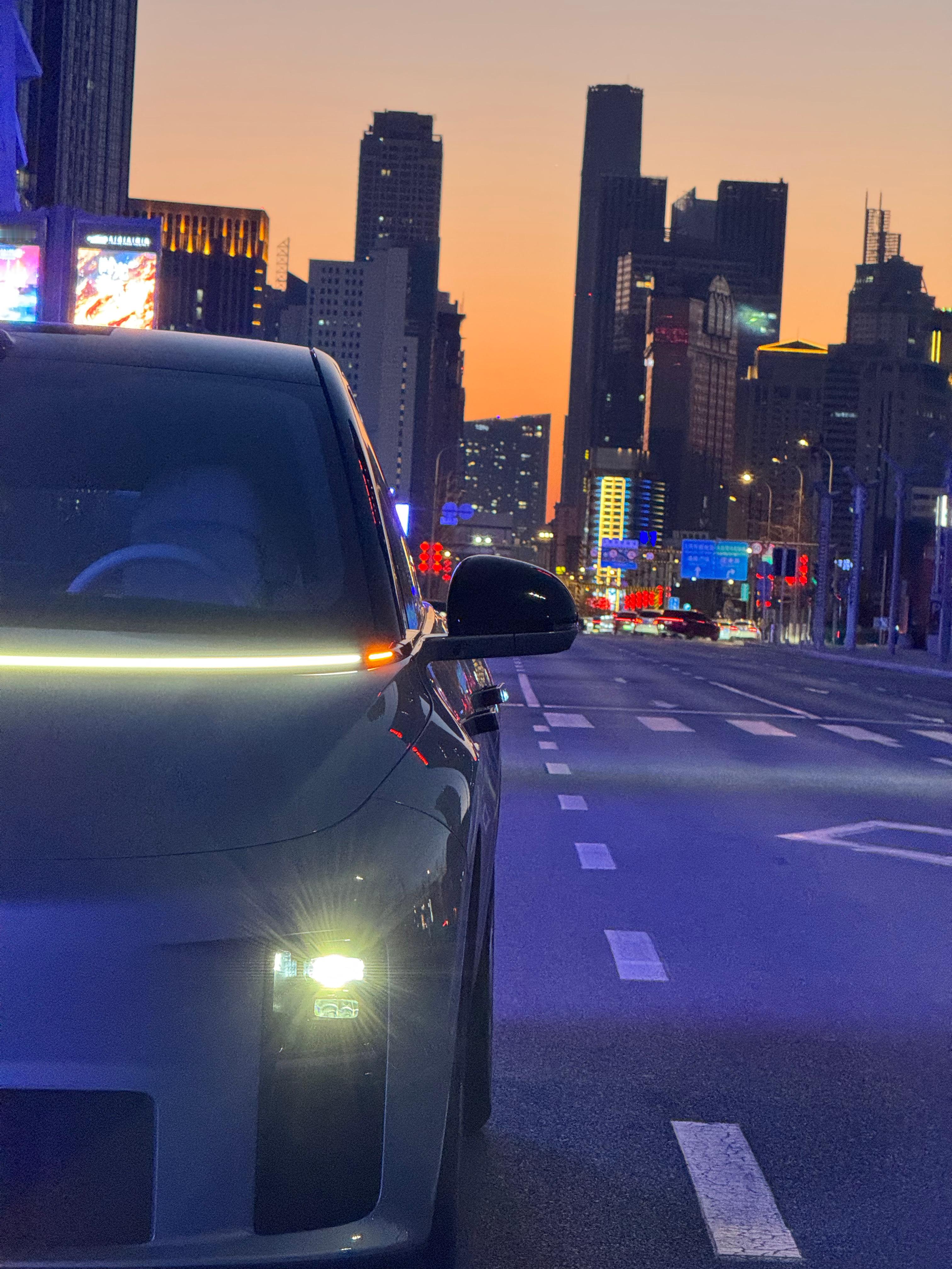 回家路上妹妹打电话说想吃羊肉串我就在楼下路边找了一家烧烤摊点了几串后，停好车在路