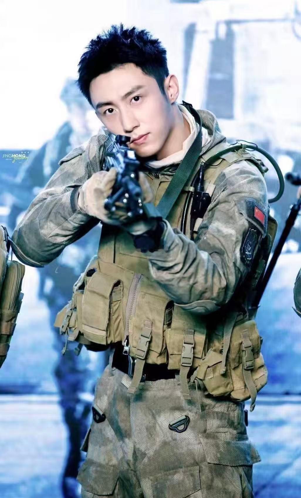 再拍下去黄景瑜去景点该免票了罚罪2 黄景瑜穿上军装之后，整个人的气场都变了，既严