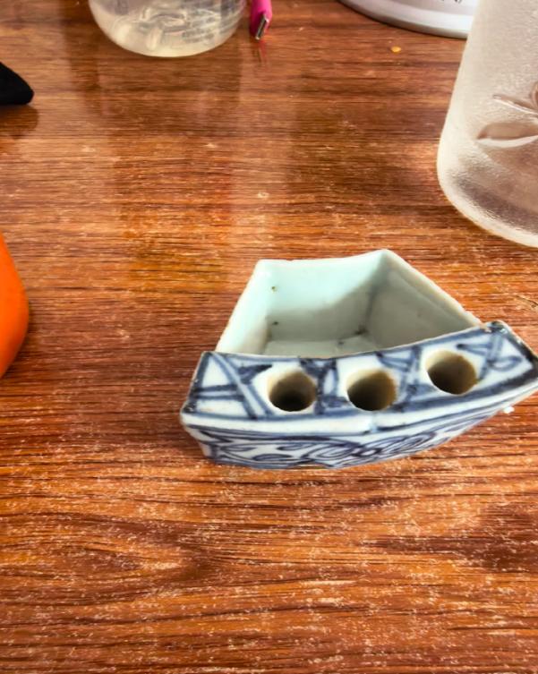 婆婆从老屋翻出个小瓷器，扇形扁扁，上头并排三个圆孔，外壁青花花纹、里面淡青，她也