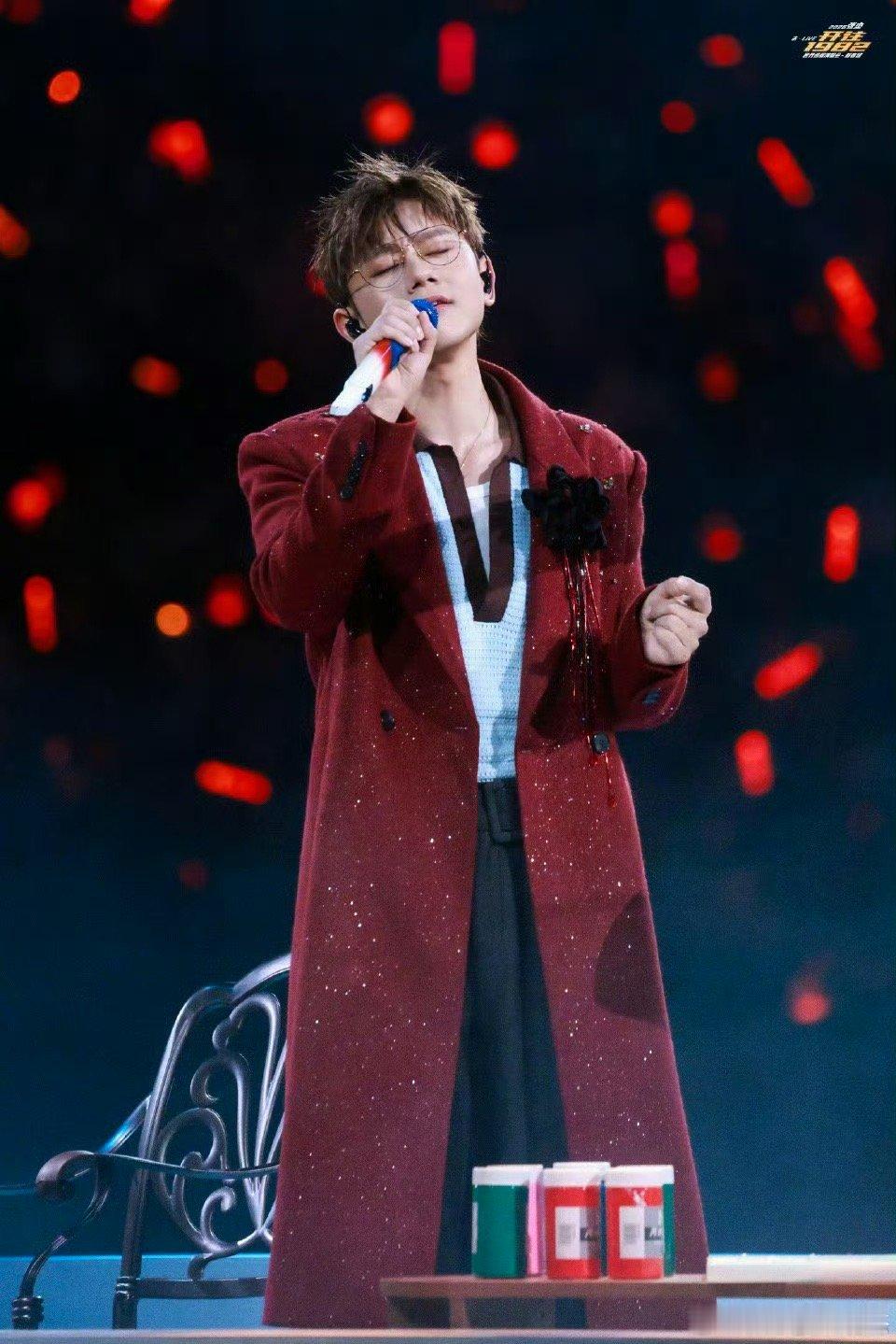 张杰唱树呢哭了 张杰的眼泪，让《树呢》这首歌的重量变得具体可感。它提醒我们，在舞