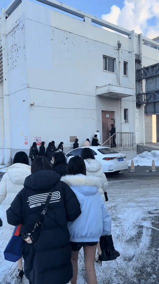 这些身材苗条的年轻女孩都是来参加职业模特形体训练的。
由于职业的特殊性，所以她们