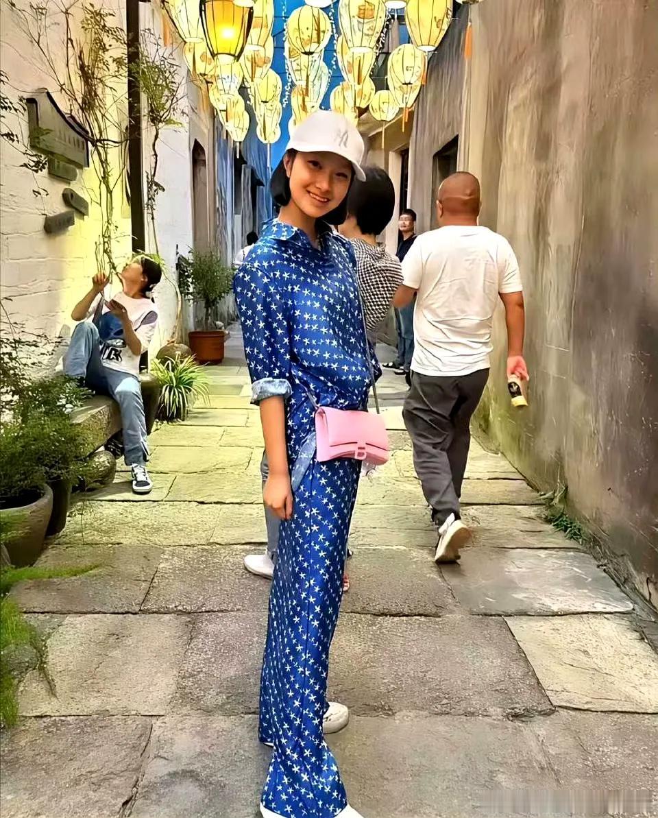 文君竹。
文章和马伊琍的爱女。
也长这么大了。继承了父母相貌的优点，看起来性格也