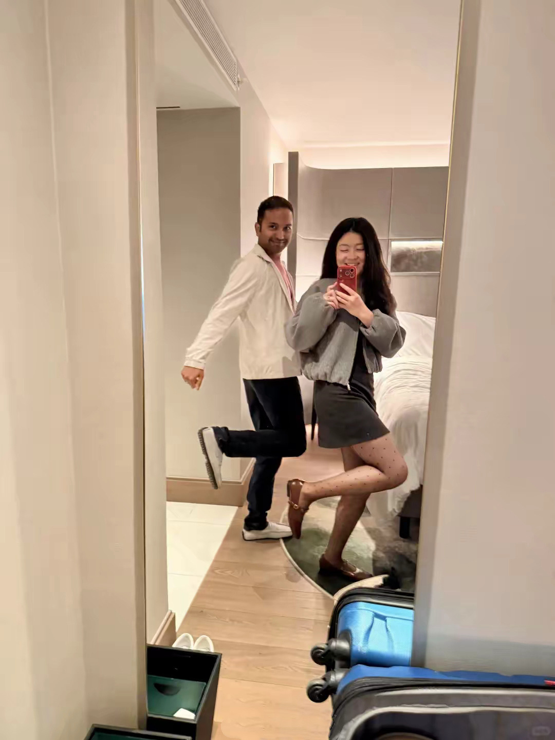 小姐姐那么开心，估计彩礼收不少。看着像印度阿三，估计是高种姓吧？