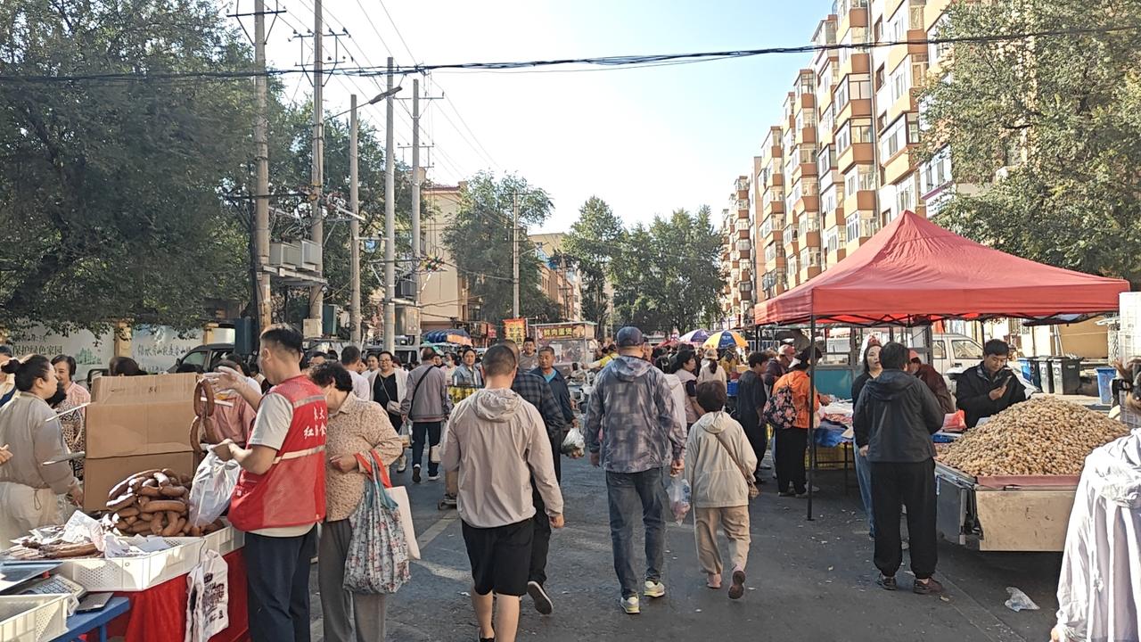 早上戴着65式军帽按惯例逛司徒街早市，忽然有人在我后背拍我一巴掌，吓我一跳。
​