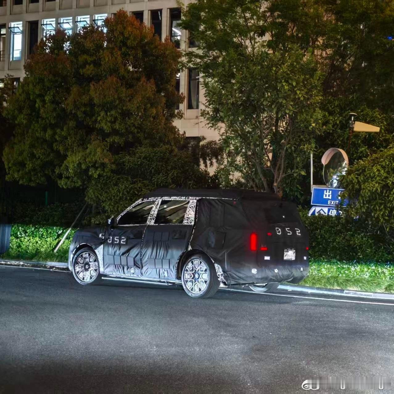 YU9的尾灯布局是这样的？没有用贯穿灯，和路虎一样，两边竖列排布一条细细的灯带大