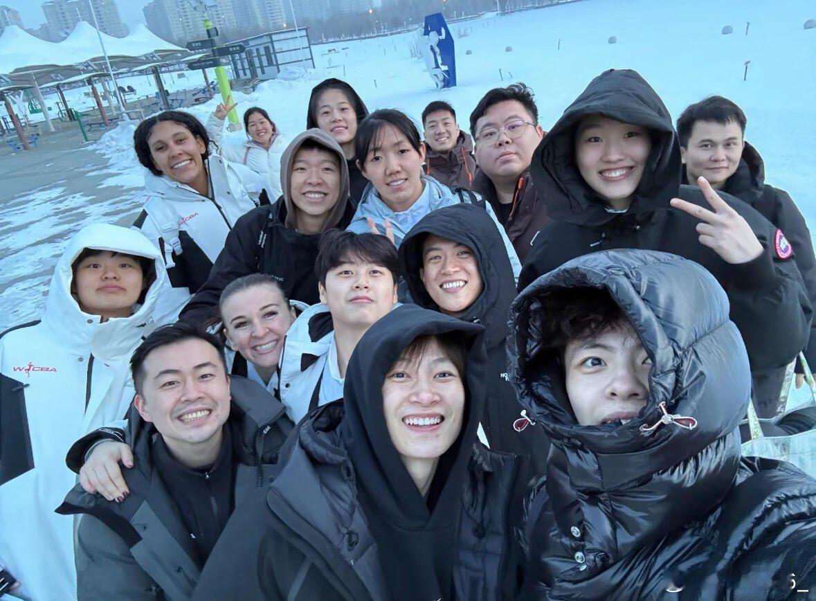 杨力维杨力维广东女篮冬至 20251221两张广东女篮冬至在新疆的合照p5戴帽子