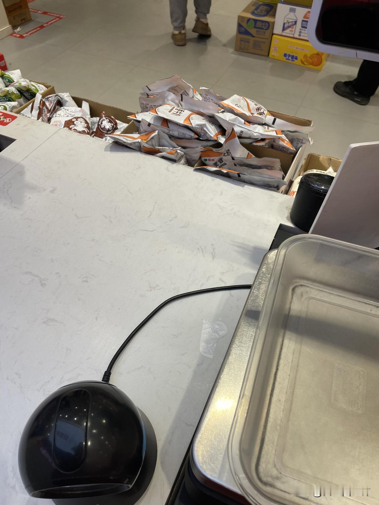 大家去零食店买东西能不能对收银友好一点
问你有会员吗？
有就是有，没有就是没有，