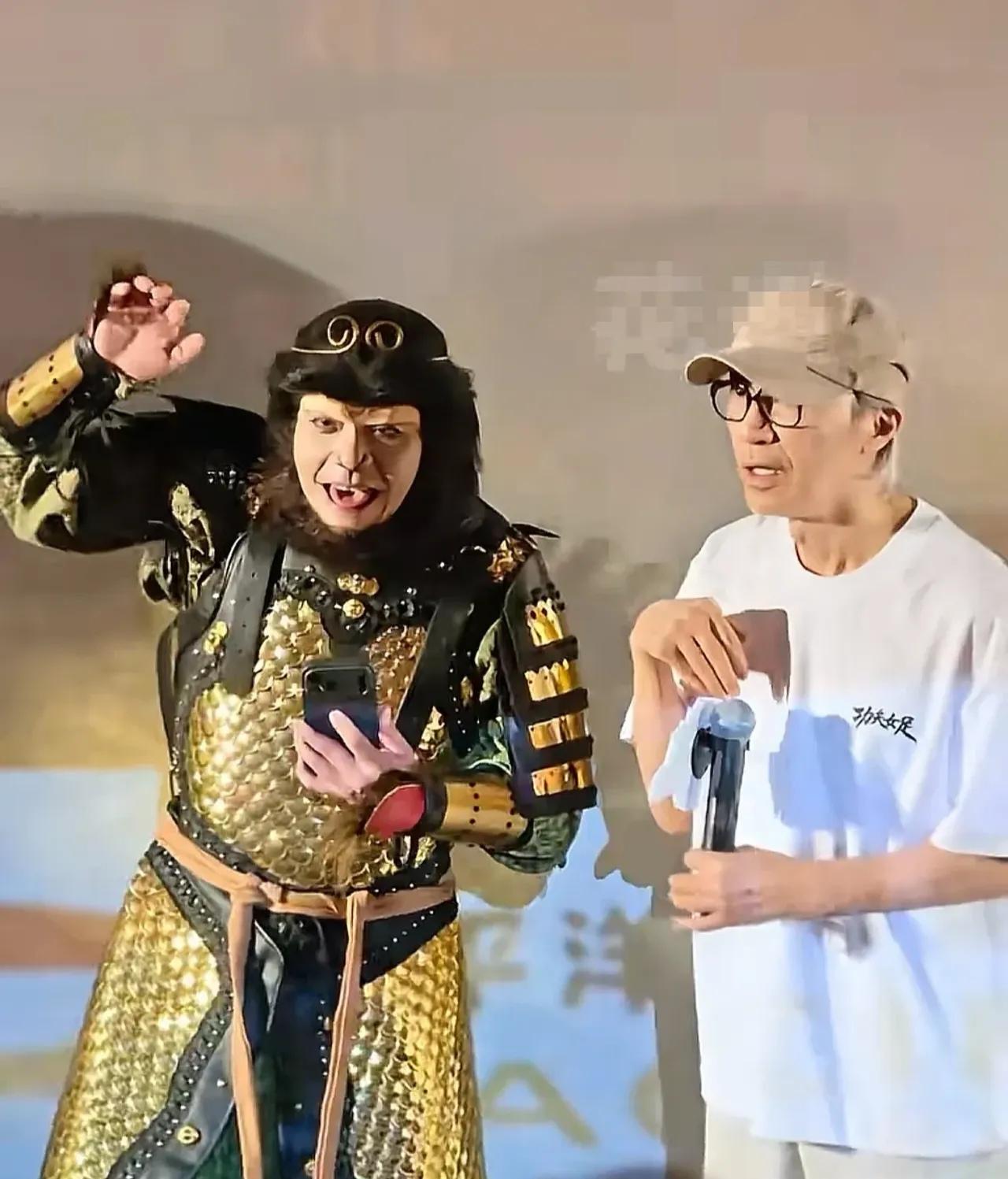 周星驰怕的不是黑粉，怕的就是这些假粉丝。

周星驰参加路演是迫不得已，他知道自己