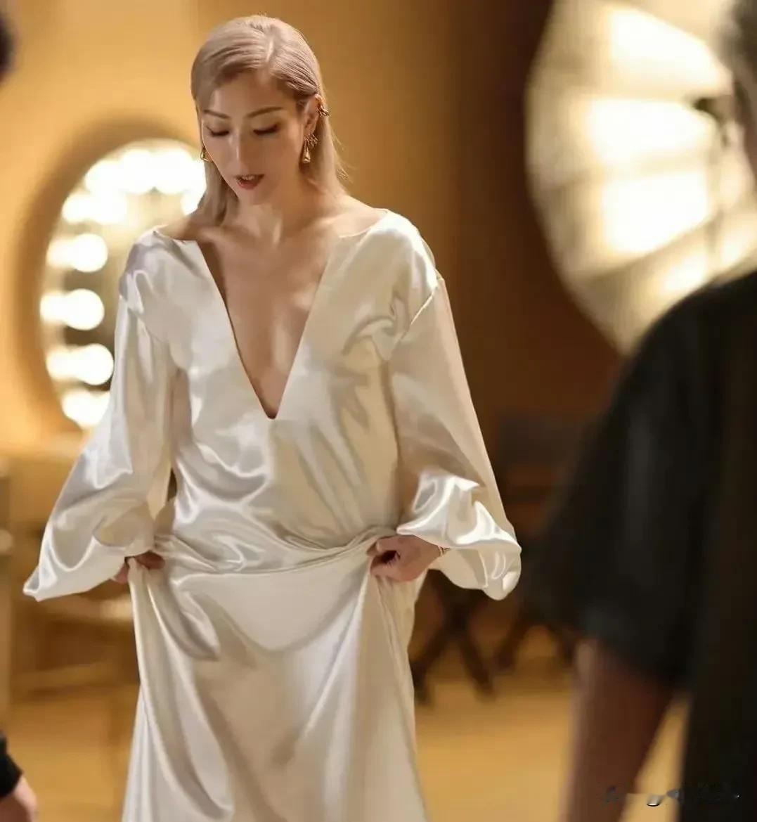 郑秀文都51了看起来一点都不像！

据说她这身材得益于运动，曾因为压力一度吃成1