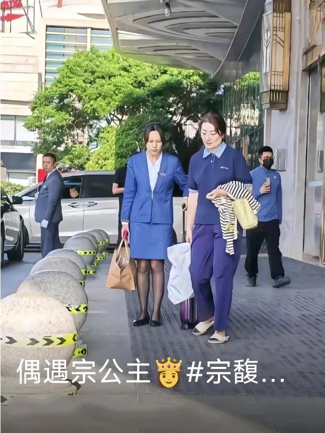宗馥莉没带保镖，也没有前呼后拥，穿个拖鞋就出门了，很低调，怎么舒服怎么来。她脚上