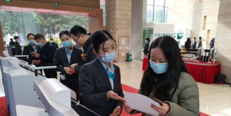 荆州高新区首家银行社保卡服务点落地 告别往返奔波实现家门口一站办
荆州高新区的居