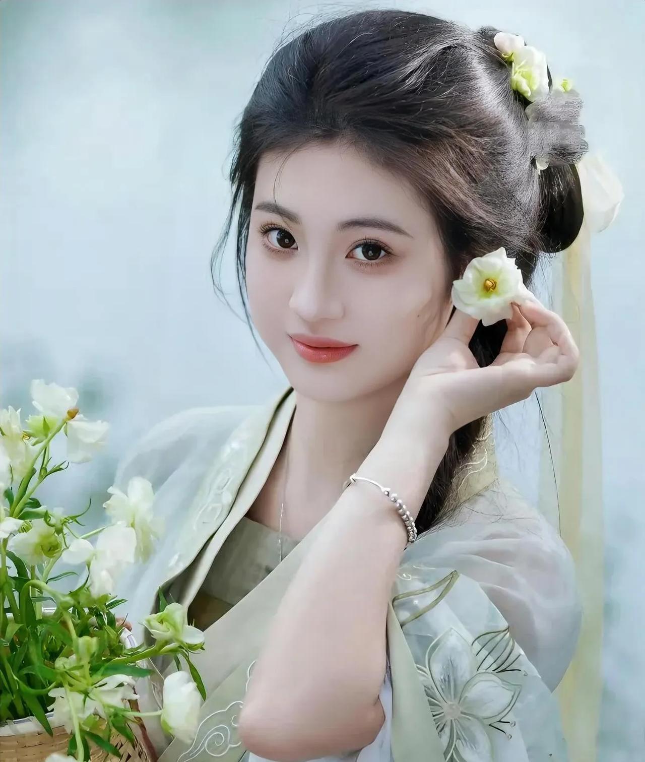 如梦令·百花艳（31）

溪谷奇树生彩，
疑自仙境移栽。
花香引蝶来，
却似美图