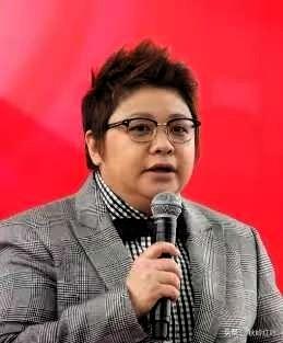 韩红啊韩红，
你要真没钱就别捐了吧，
这1000万一捐，你还得养200多个孩子呢