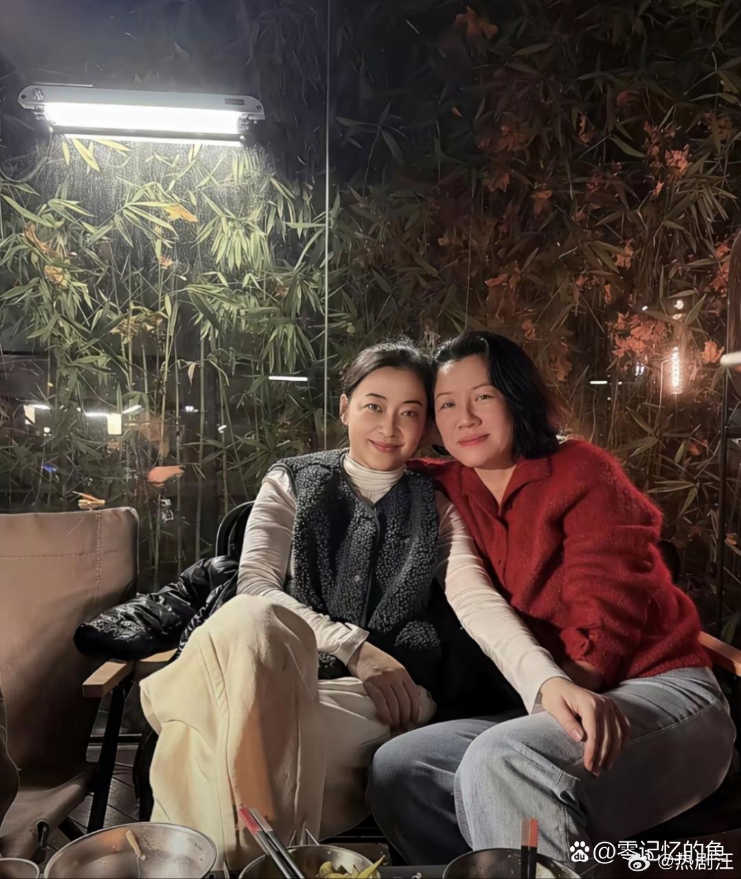 梅婷在自家院子招待刘琳。 