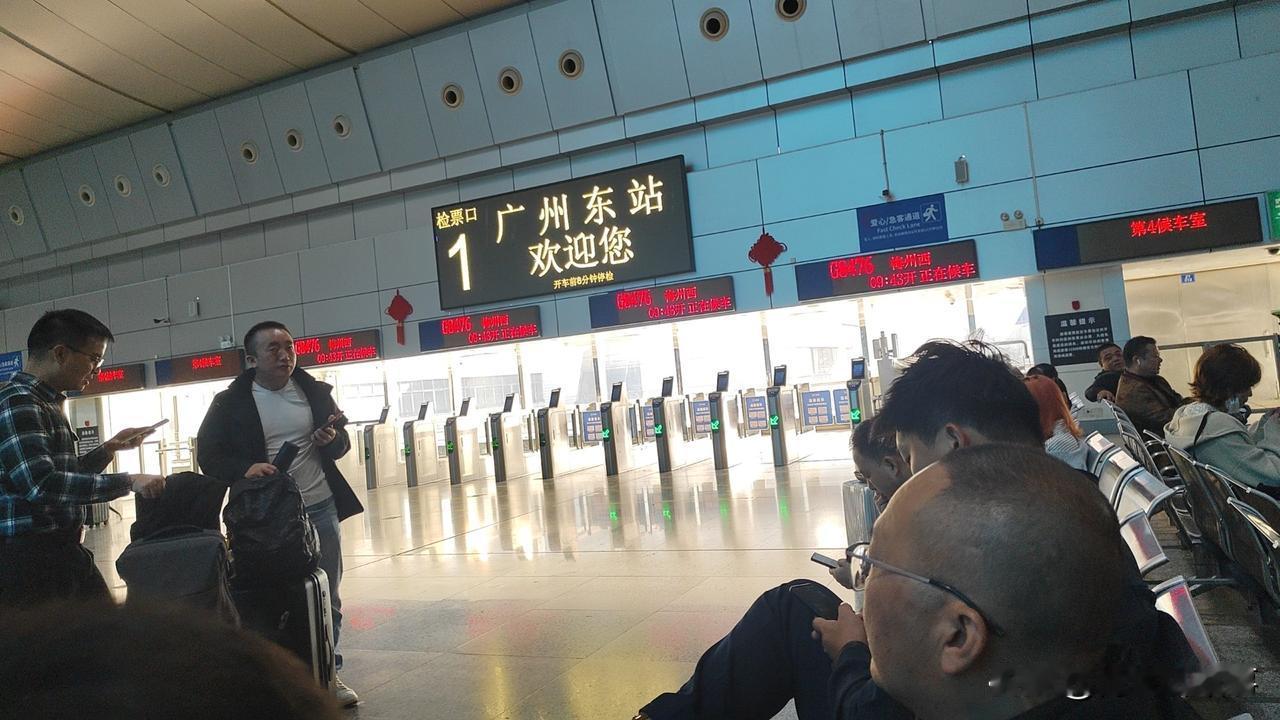 早上八点出到，5分钟就到了燕塘地铁，心想举例9点集合还有很长时间，况且只有一站！