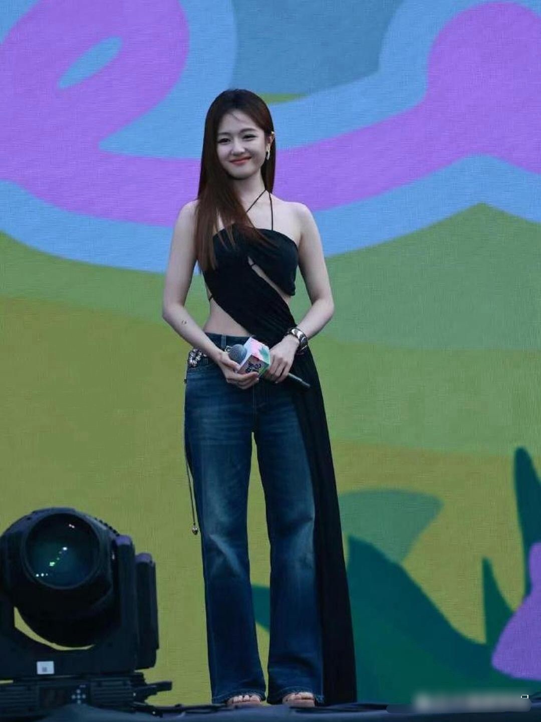 李兰迪的最新现场生图，这条裤子穿的不好，显得比例太差了！ 