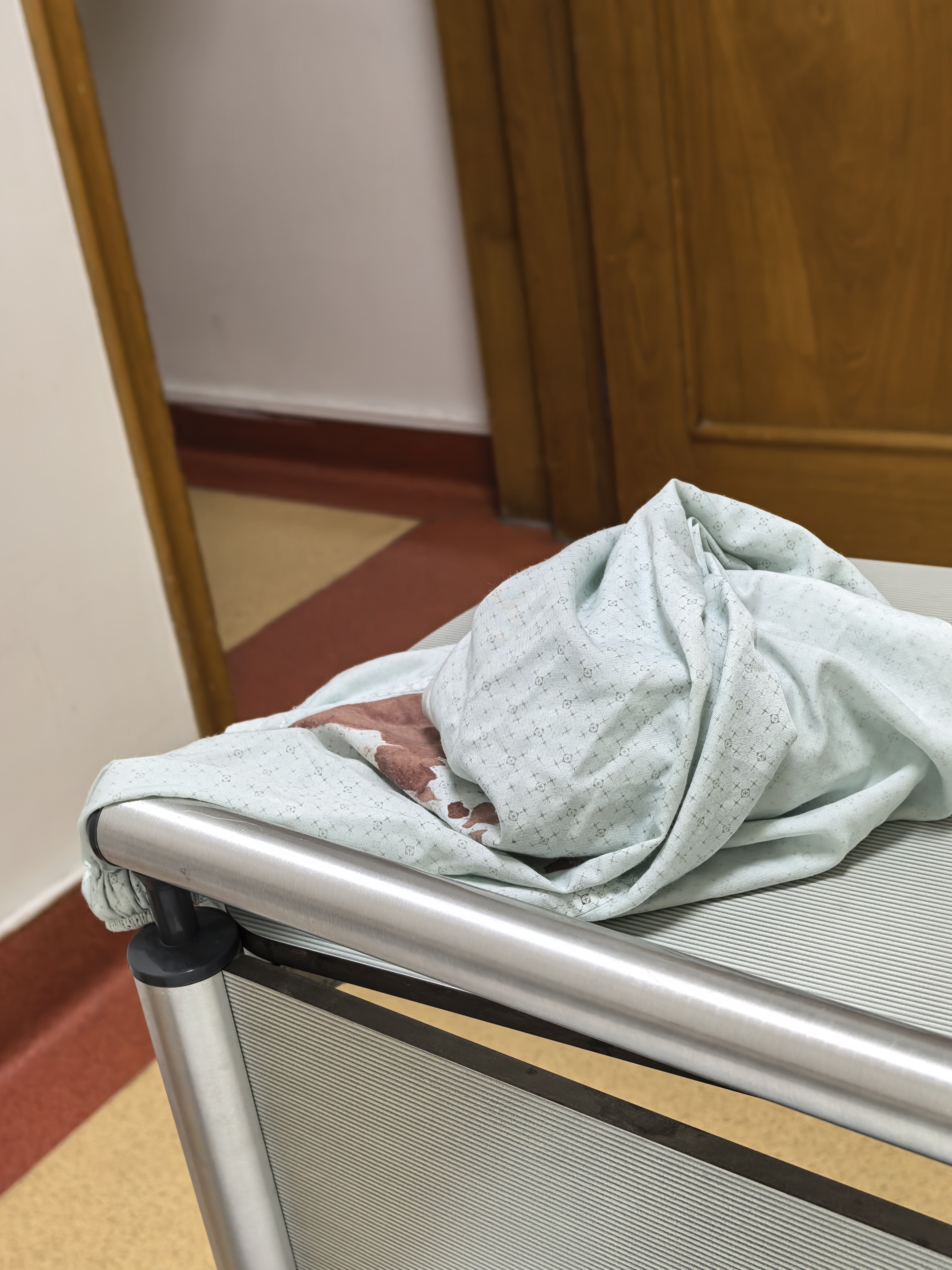 手术第二天，伤口突然渗血，换了四条裤子。我很淡定，边流血边看股票，反正到了医院没