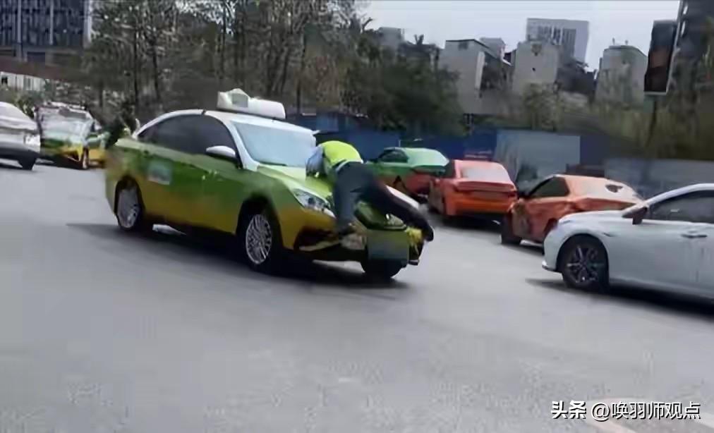 出租车司机顶行执法人员百余米被刑拘！网友：太疯狂

近日，柳州发生一起惊险事件：