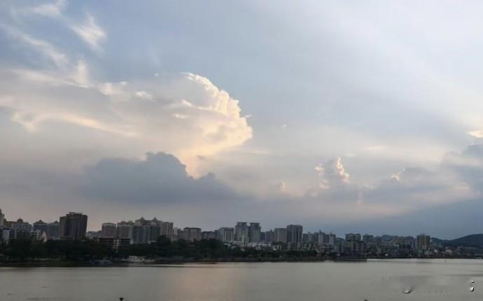 晒图笔记大赛江面上泛着柔和微光，城市楼宇静静伫立岸边。天边大朵云层被落日晕染出浅