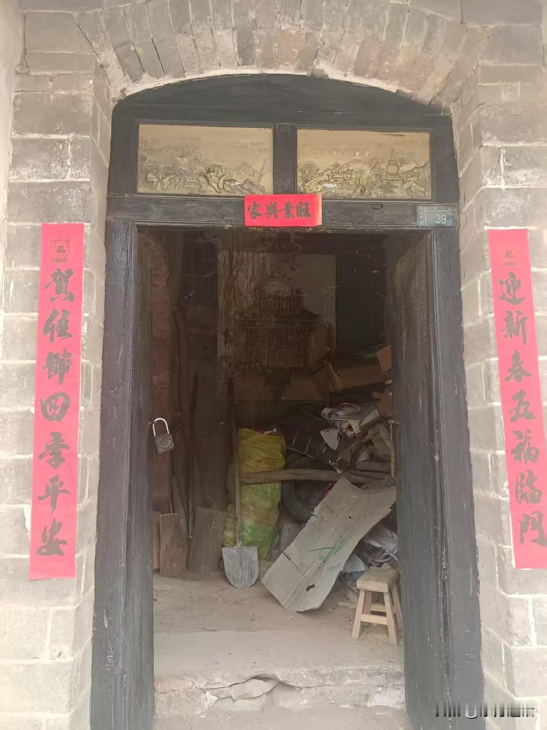 梁东方
山区总是给人千山万壑的笼统感觉，不过山区主干公路往往只能顺着其中有限的几