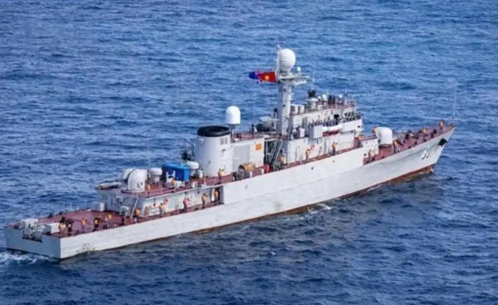 最近，越南一艘护卫舰十分敏感的穿越台湾海峡，引起网友热议。越南声称台湾海峡是国际