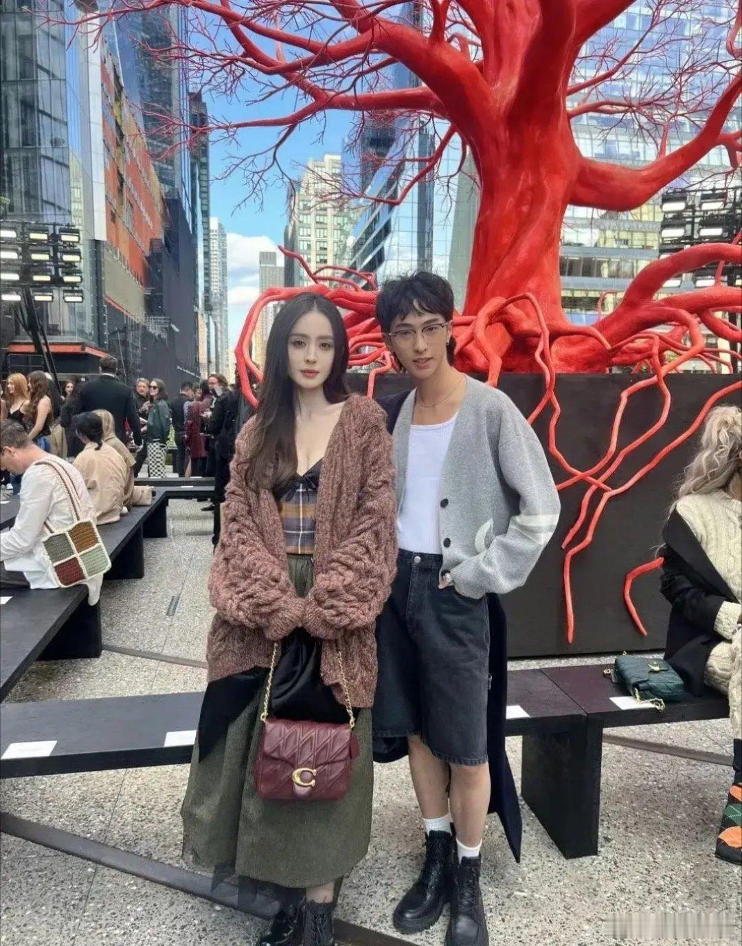 #娜扎恩利合照#感觉恩利的脸好瘦，娜扎都已经是明星里出了名的瘦了。 ​​​
