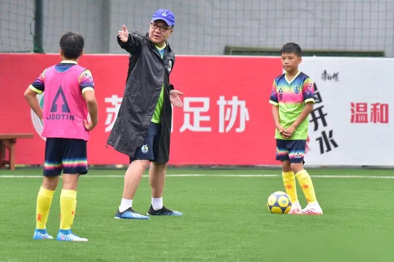 王晓龙与董路争得火起
张卓毅家长与嗨球争得火起
河南队和韩国裁判争得火起
河南球