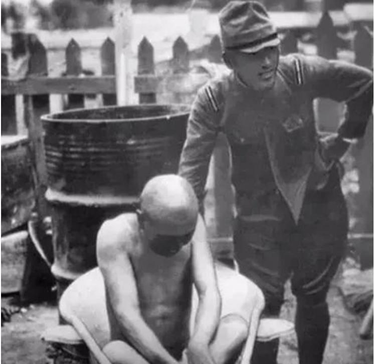 1941年，一个日本军官带人冲进了一个农户家，在屠杀了农户一家三口后，日军开始洗