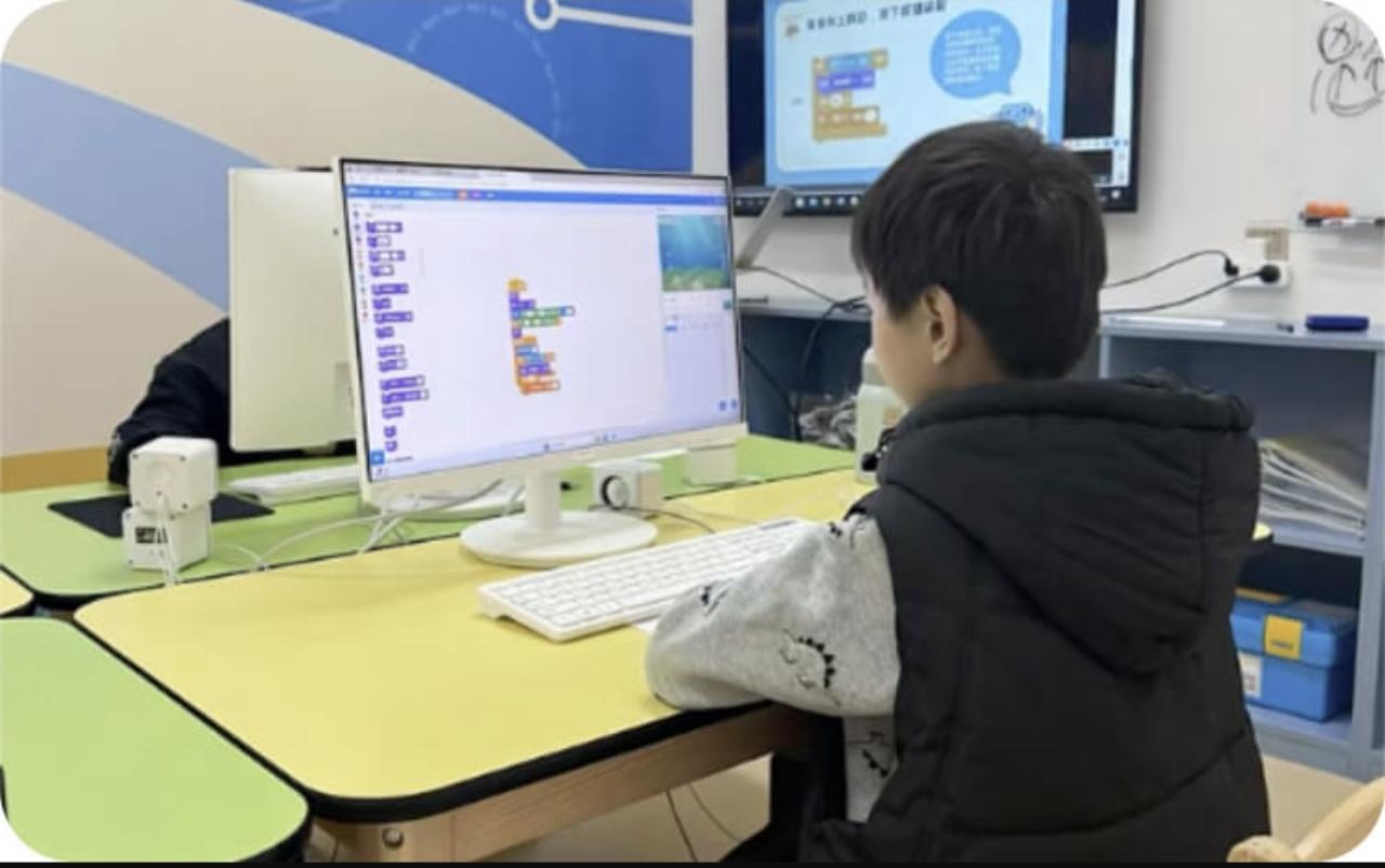 少儿编程的基础是什么?
 
少儿编程的基础，根本不是语法，是逻辑思维。
 
说白