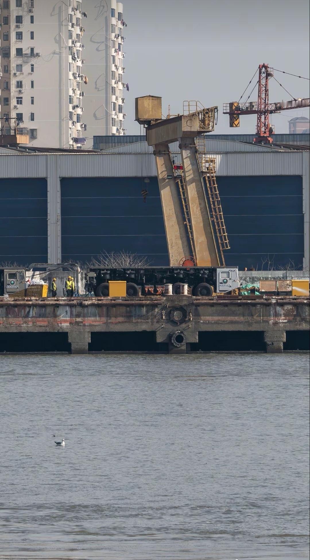 组合式电磁弹射轨道车上有了标识--北京理工大学 

看来它及其上面的新型舰载无人