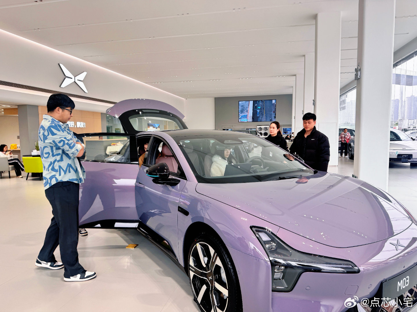 最近小鹏MONA M03真的有点火，门店试驾直接翻倍了，周末人巨多。身边好多95