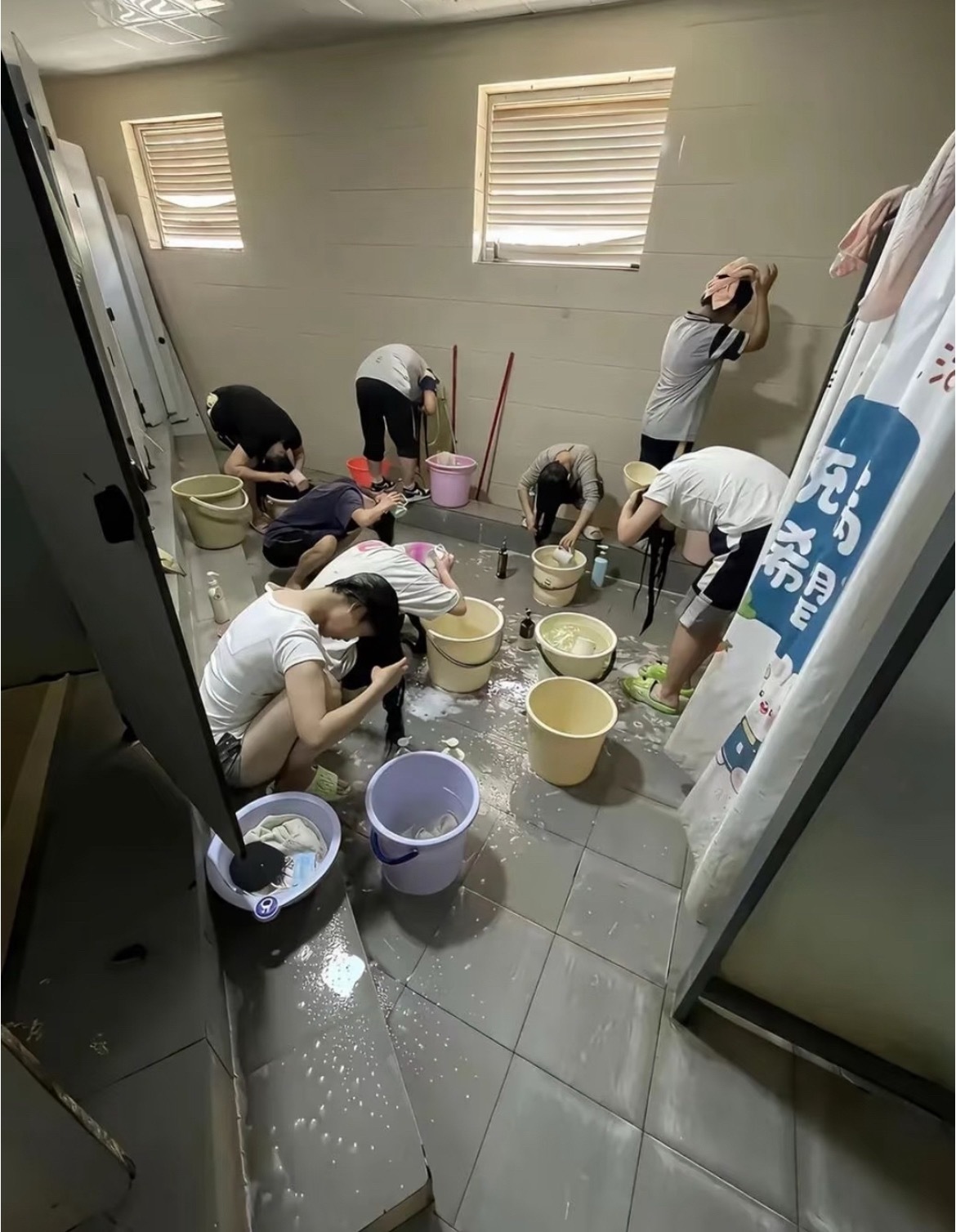 上初中高中这样没什么不妥，现在想想以前真的能吃苦。 ​​​