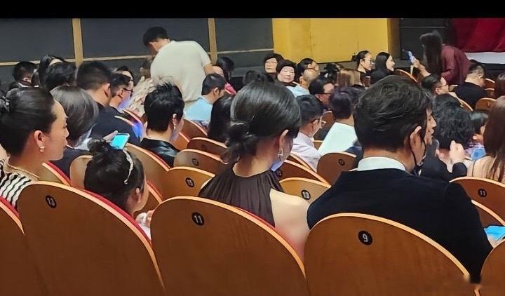原来罗晋今天也去参加女儿的幼儿园艺术节了，大家都只顾着拍唐嫣了吧，两夫妻这下离婚