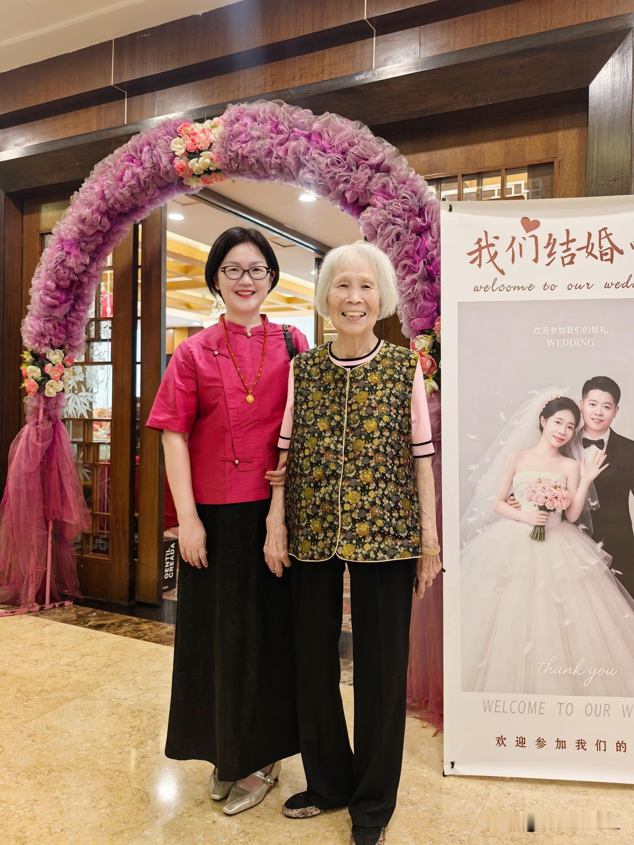 周末参加外甥婚宴，
几套新中式帮选一套
老陈家双喜临门
上个月回老家
参加老陈家