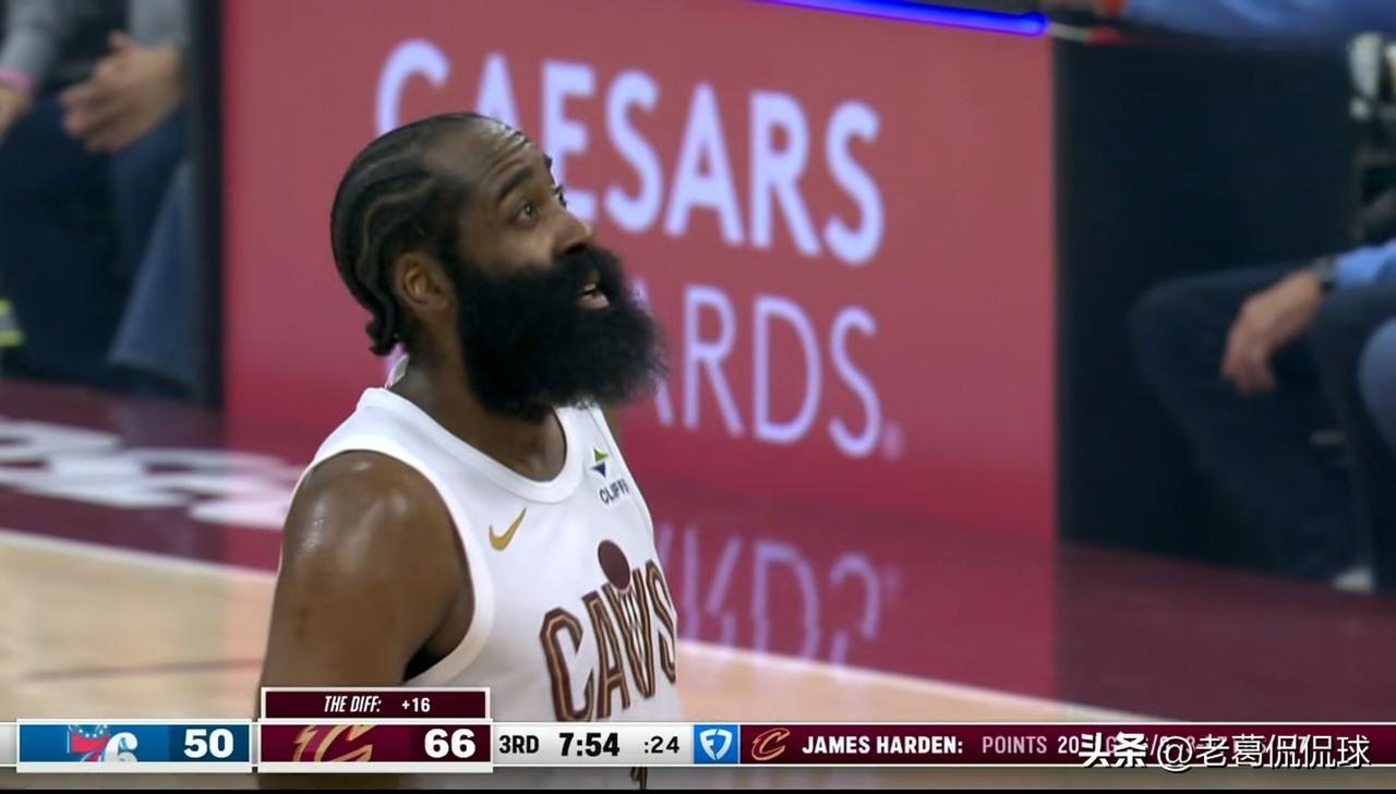 骑士当家控卫哈登对老东家真是太狠心了！在今天骑士主场迎战76人的比赛中，目前双方