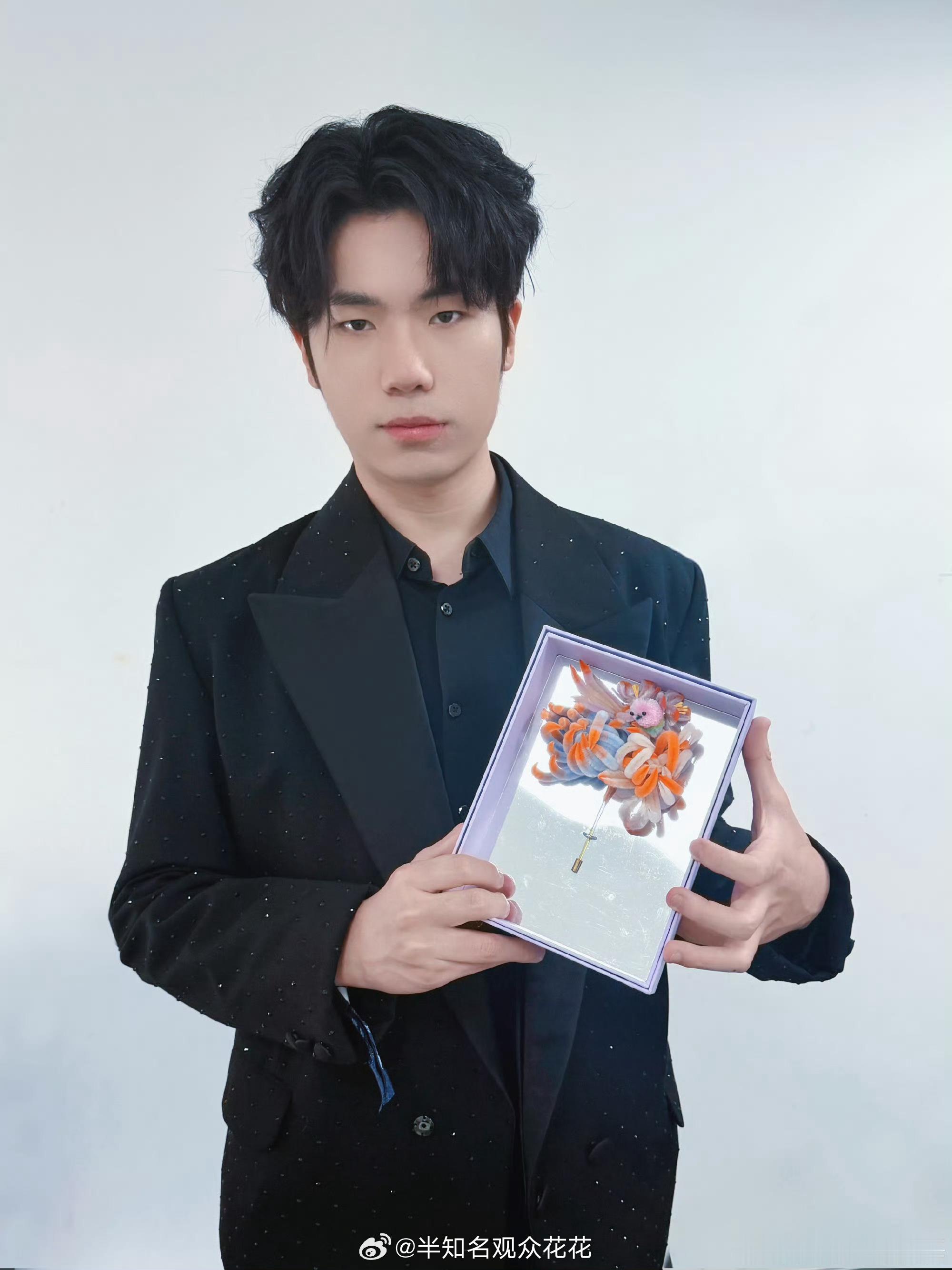 微博之夜礼物抽的好啊邓为回复花海花海感谢邓为的礼物