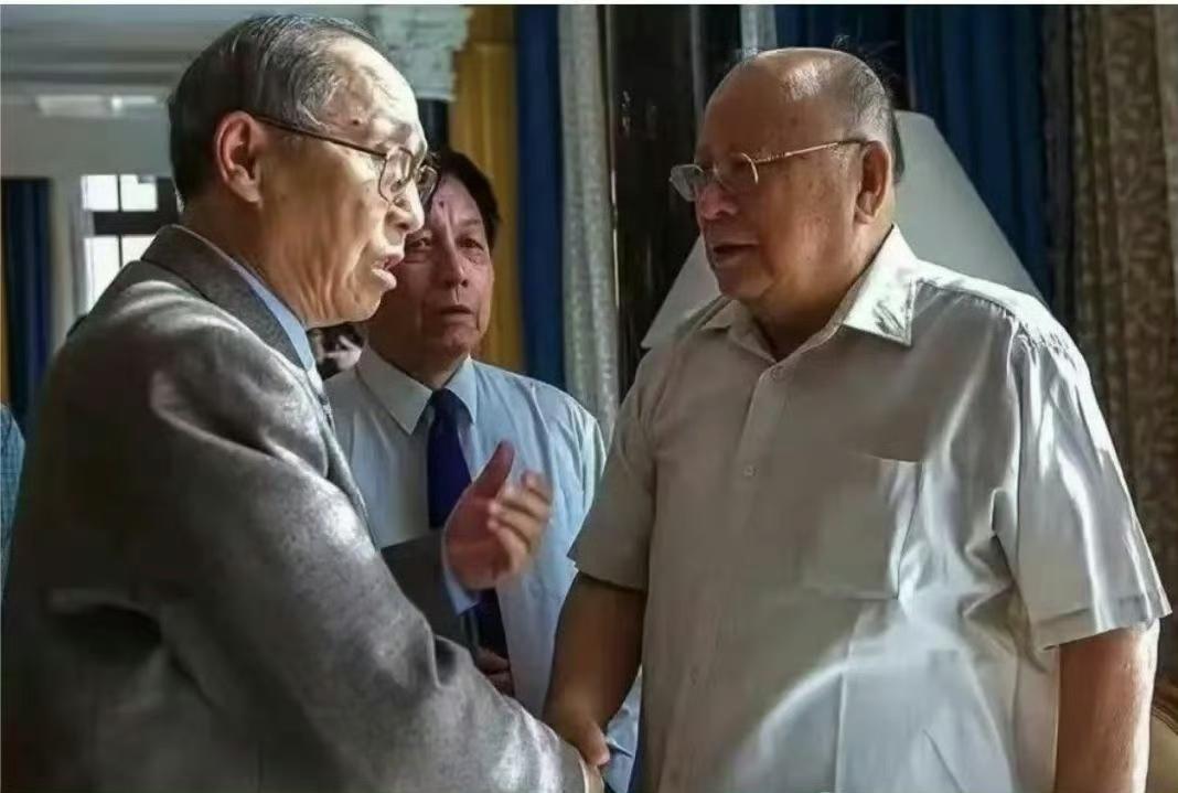 中国两个校长。好像离开他俩，中国就没有大学了！